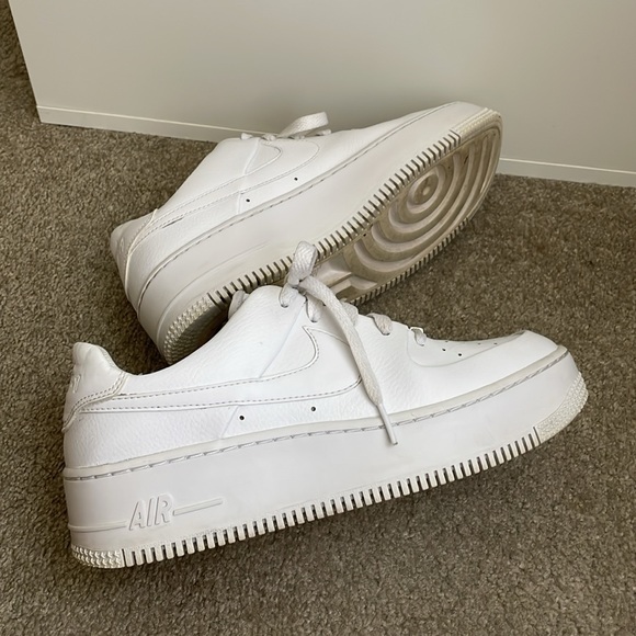 Nike Air Force 1 platform sneakers in triple white - Picture 5 of 9